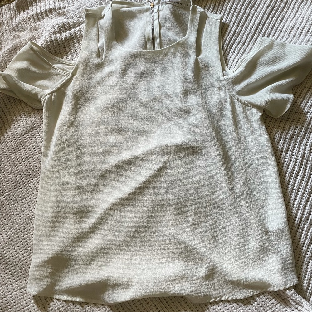 Shoulder peep shirt